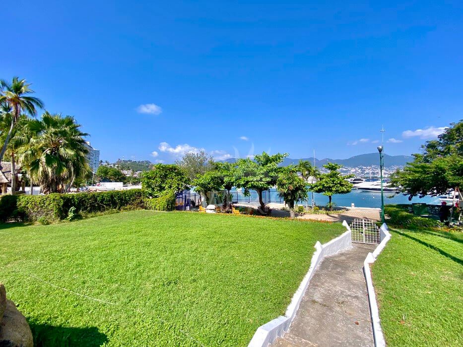 Ideal for real estate project, House for sale, in front of the beach, in the Acapulco Yacht Club,