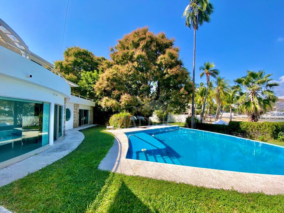 Ideal for real estate project, House for sale, in front of the beach, in the Acapulco Yacht Club,