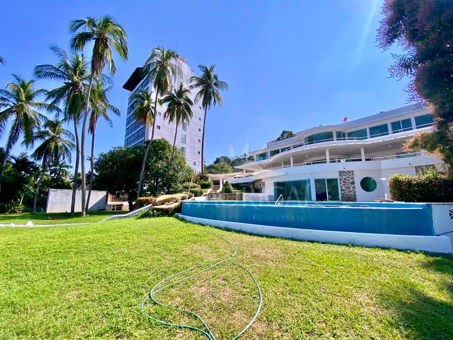 Ideal for real estate project, House for sale, in front of the beach, in the Acapulco Yacht Club,