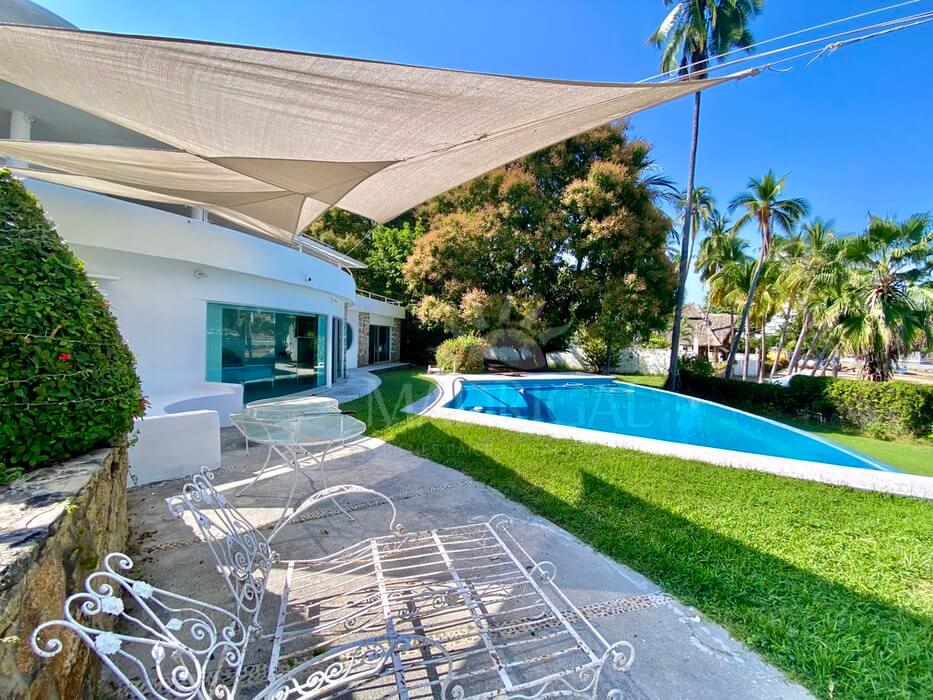 Ideal for real estate project, House for sale, in front of the beach, in the Acapulco Yacht Club,