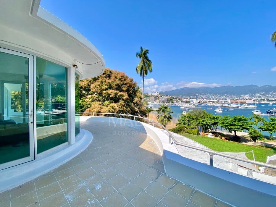 Ideal para proyecto inmobiliario, Casa en venta, frente a playa, en el Club de Yates Acapulco, 