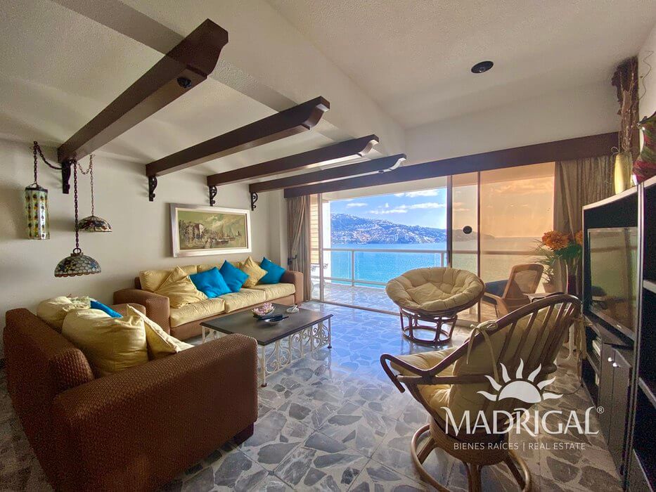 Velero y Galeon | Beachfront apartment for sale in Acapulco