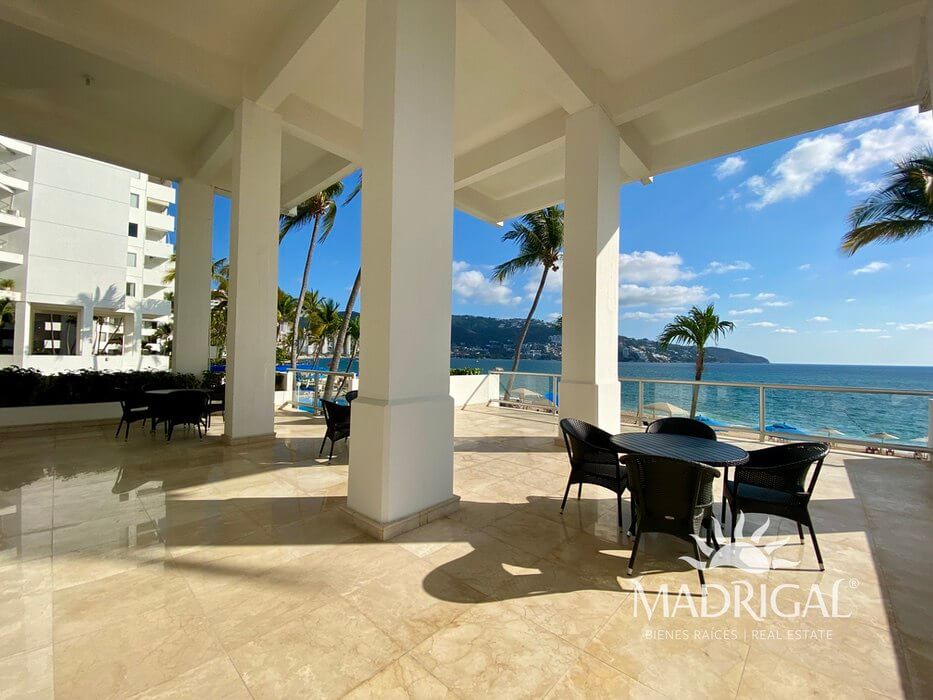 Velero y Galeon | Beachfront apartment for sale in Acapulco