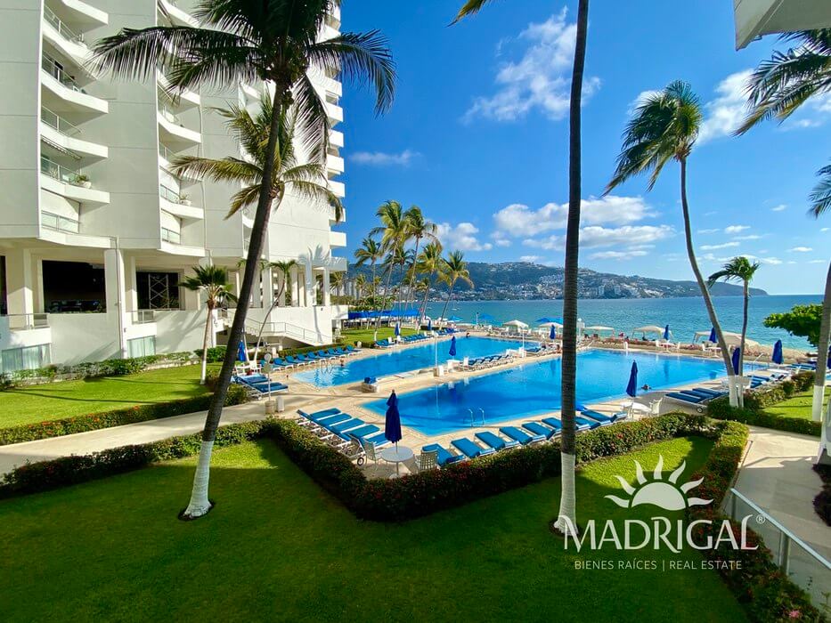 Velero y Galeon | Beachfront apartment for sale in Acapulco