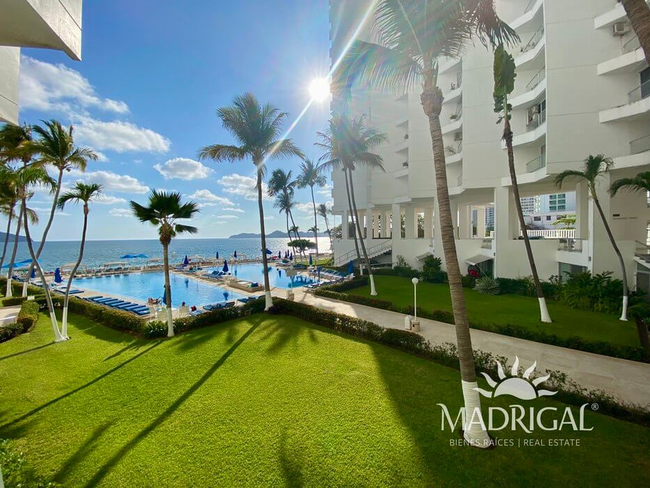 Velero y Galeon | Beachfront apartment for sale in Acapulco