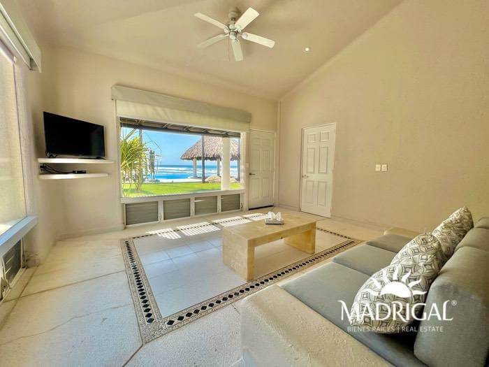 Barake House for sale in front of the beach in the Tres Vidas Fractionation, Acapulco