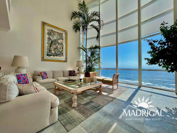 Penthouse for sale in the Oasis Condominium in Playa Diamante Acapulco in front of the beach