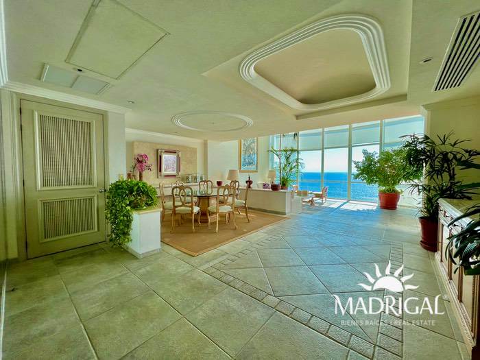 Penthouse for sale in the Oasis Condominium in Playa Diamante Acapulco in front of the beach