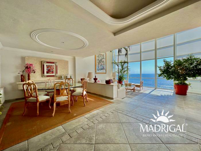 Penthouse for sale in the Oasis Condominium in Playa Diamante Acapulco in front of the beach