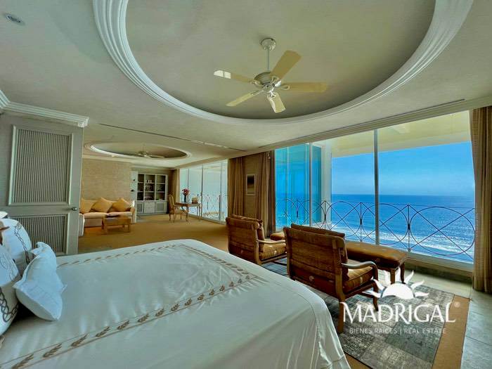 Penthouse for sale in the Oasis Condominium in Playa Diamante Acapulco in front of the beach