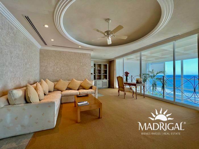 Penthouse for sale in the Oasis Condominium in Playa Diamante Acapulco in front of the beach