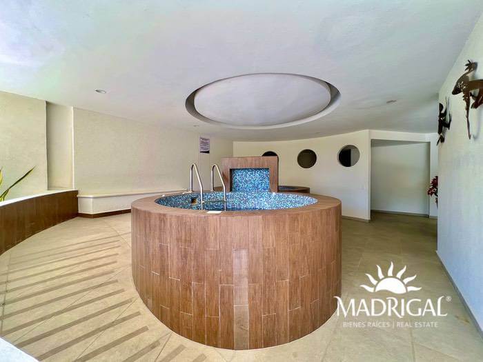 Penthouse for sale in the Oasis Condominium in Playa Diamante Acapulco in front of the beach