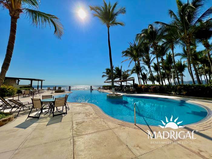 Penthouse for sale in the Oasis Condominium in Playa Diamante Acapulco in front of the beach