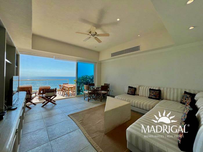 Penthouse for sale in the Oasis Condominium in Playa Diamante Acapulco in front of the beach