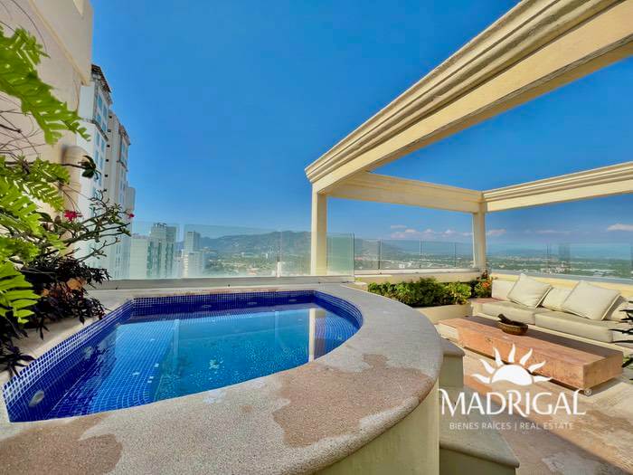 Penthouse for sale in the Oasis Condominium in Playa Diamante Acapulco in front of the beach