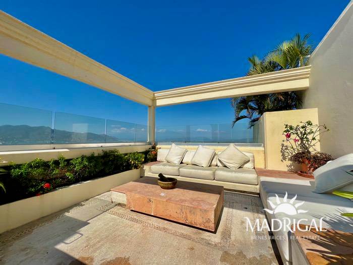 Penthouse for sale in the Oasis Condominium in Playa Diamante Acapulco in front of the beach