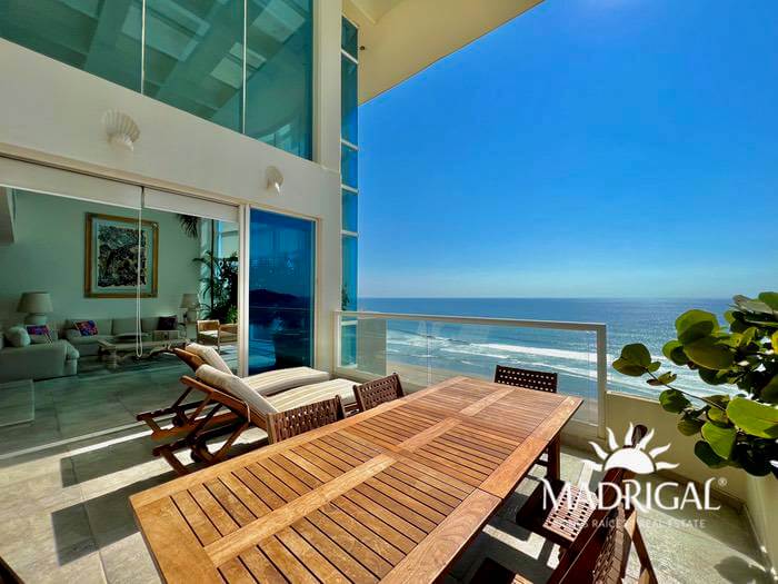 Penthouse for sale in the Oasis Condominium in Playa Diamante Acapulco in front of the beach