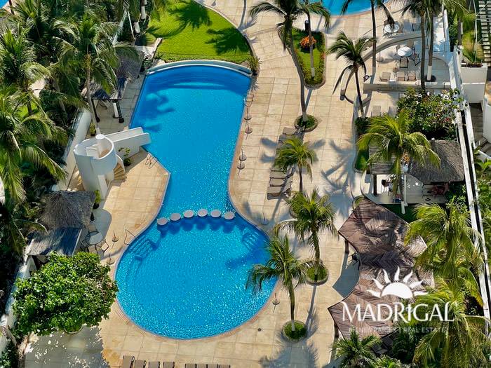 Penthouse for sale in the Oasis Condominium in Playa Diamante Acapulco in front of the beach