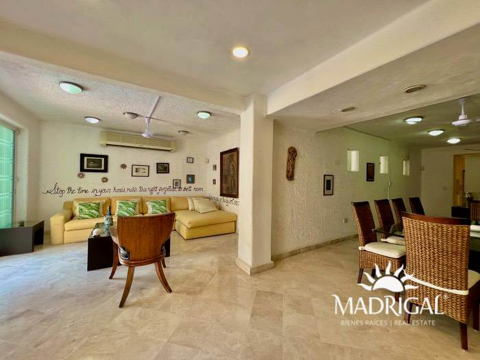 House for sale in Costa Azul, with five bedrooms and a pool