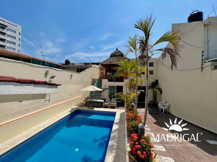 House for sale in Costa Azul, with five bedrooms and a pool