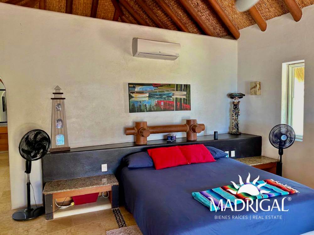 Casa en venta frente a playa en Playa Blanca Zihuatanejo 