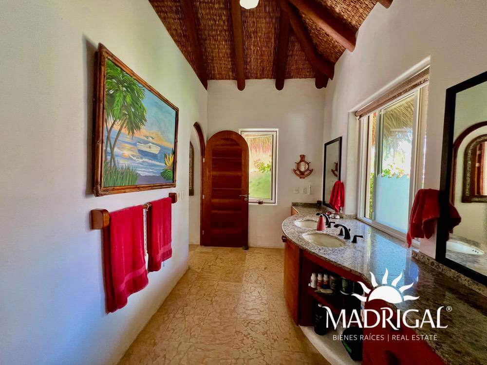 Casa en venta frente a playa en Playa Blanca Zihuatanejo 