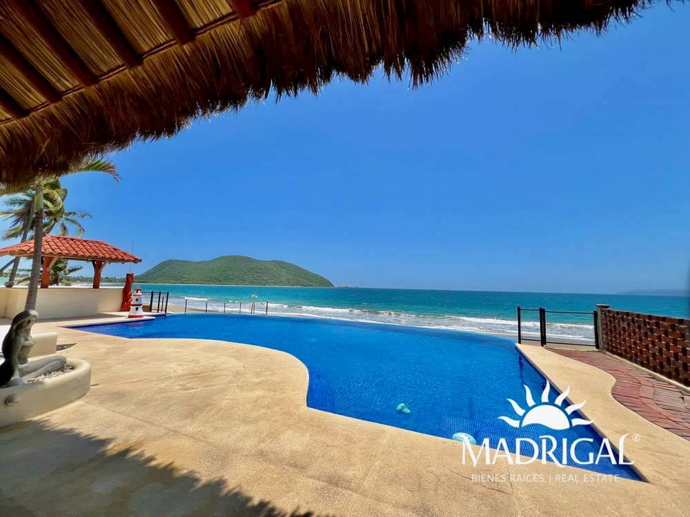 Casa en venta frente a playa en Playa Blanca Zihuatanejo 