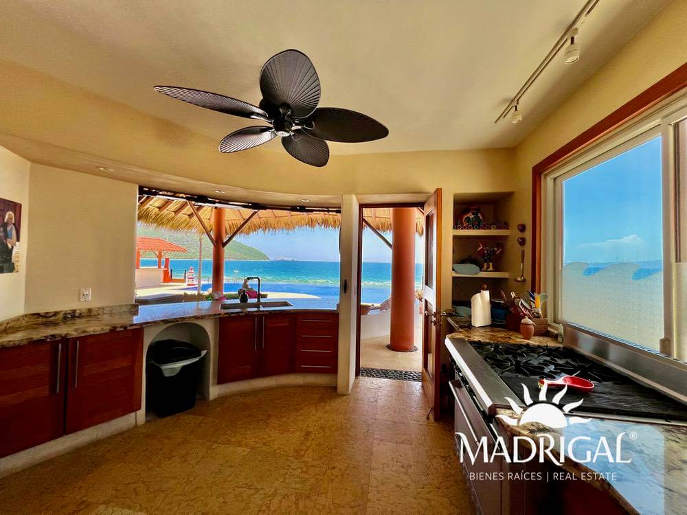 Casa en venta frente a playa en Playa Blanca Zihuatanejo 