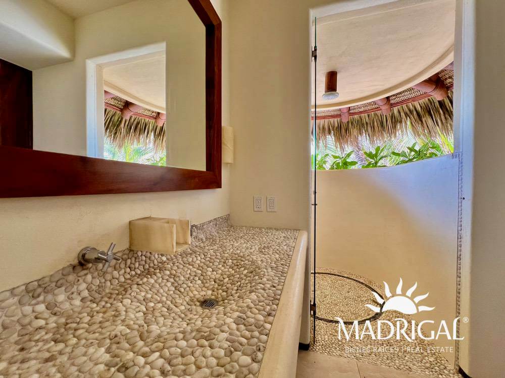 Oceanfront apartment for sale in Playa Blanca Zihuatanejo