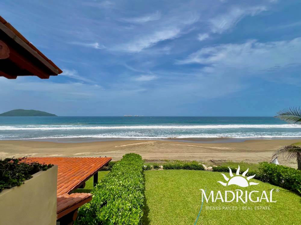 Oceanfront apartment for sale in Playa Blanca Zihuatanejo