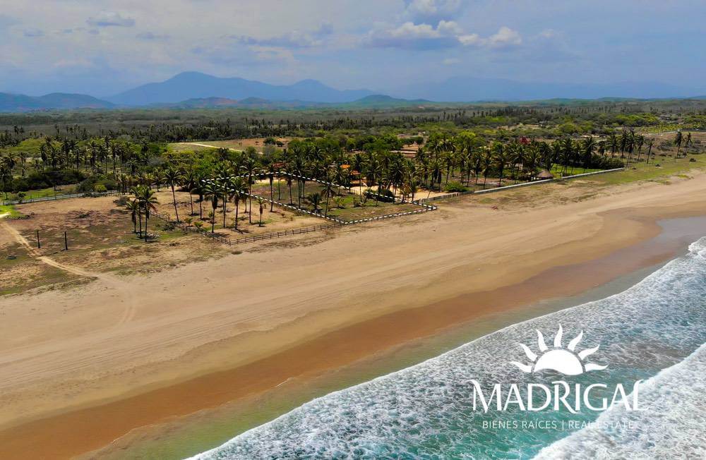 Lote en venta frente al mar de 3885 m2 en Playa Blanca Zihuatanejo