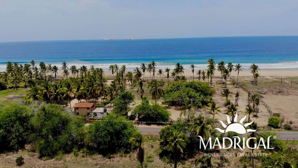 Lote en venta frente al mar de 3885 m2 en Playa Blanca Zihuatanejo