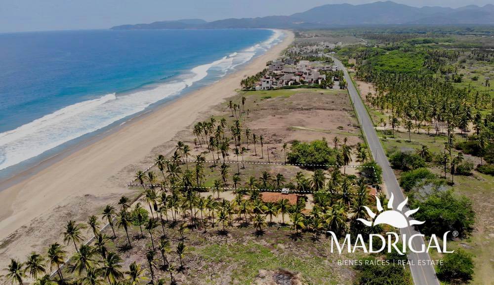 Lote en venta frente al mar de 3885 m2 en Playa Blanca Zihuatanejo