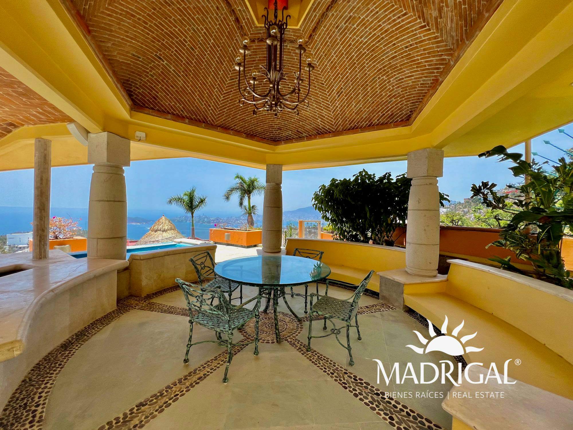 Casa en venta en el Brisas Marquez con vista al mar