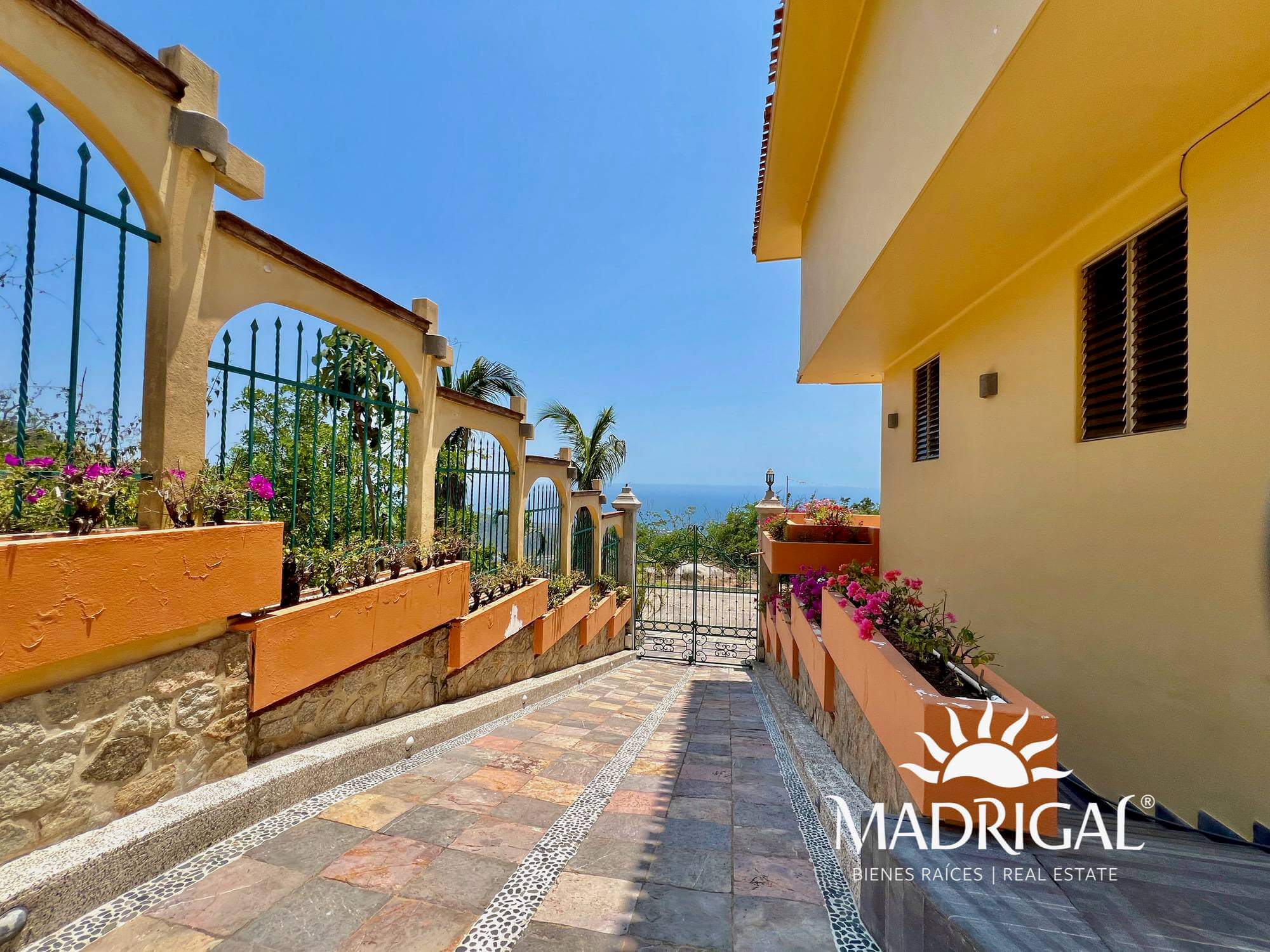 Casa en venta en el Brisas Marquez con vista al mar