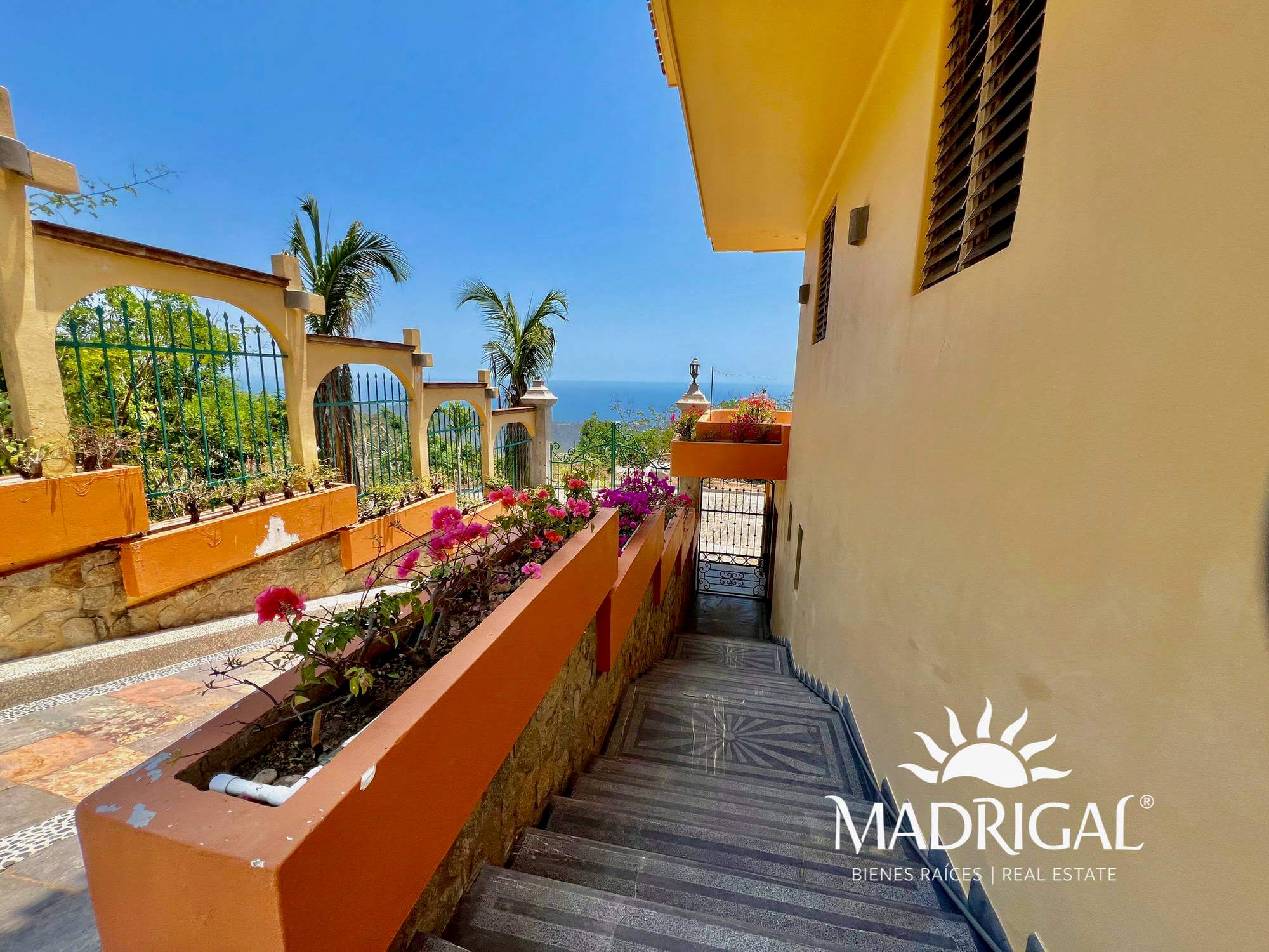 Casa en venta en el Brisas Marquez con vista al mar