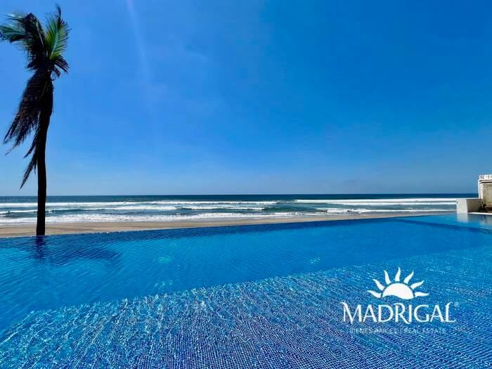 Price reduced | Costa Real, beachfront condo for sale in Playa Diamante Acapulco