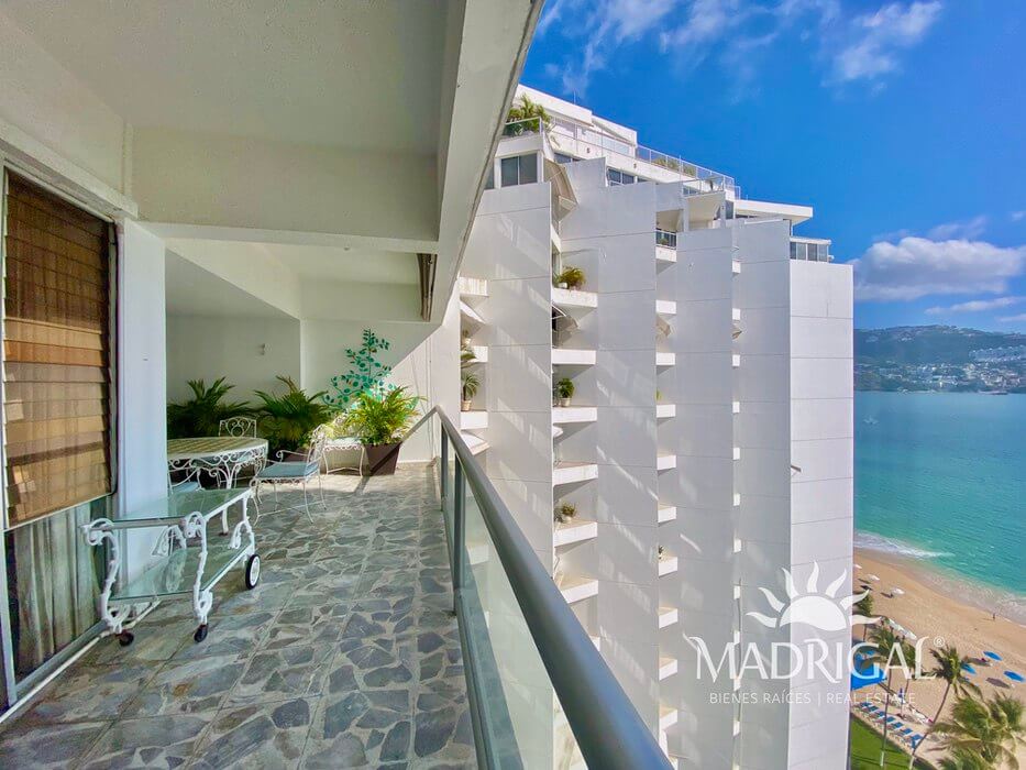 Velero y Galeon | Beachfront apartment for sale in Acapulco