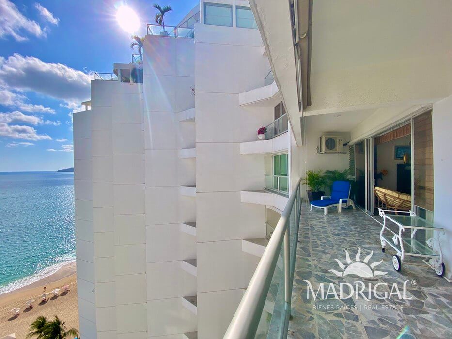 Velero y Galeon | Beachfront apartment for sale in Acapulco