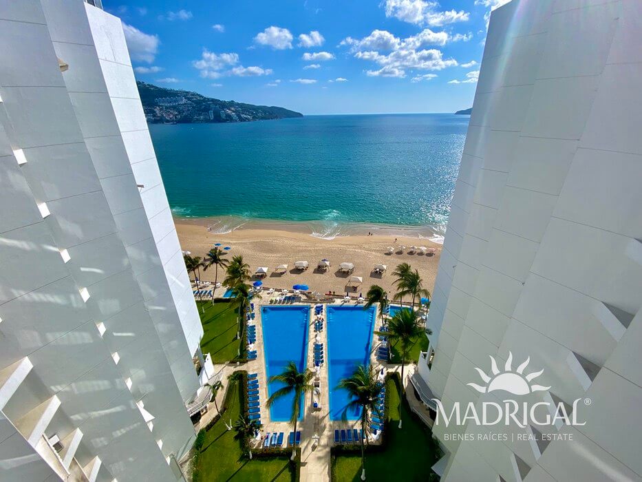 Velero y Galeon | Beachfront apartment for sale in Acapulco