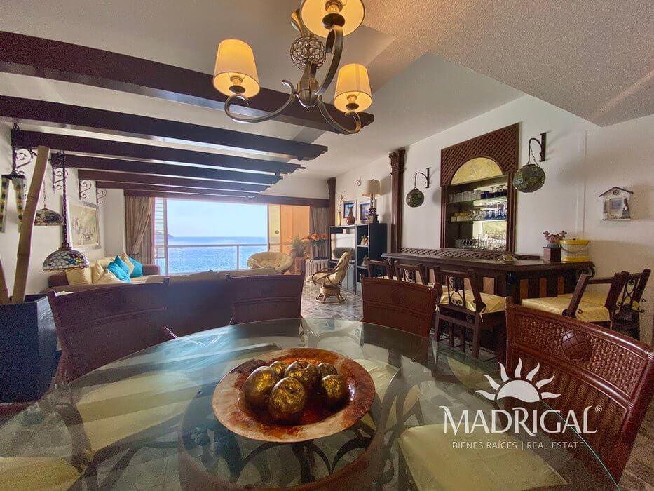 Velero y Galeon | Beachfront apartment for sale in Acapulco