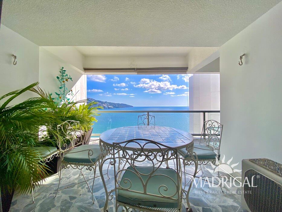 Velero y Galeon | Beachfront apartment for sale in Acapulco