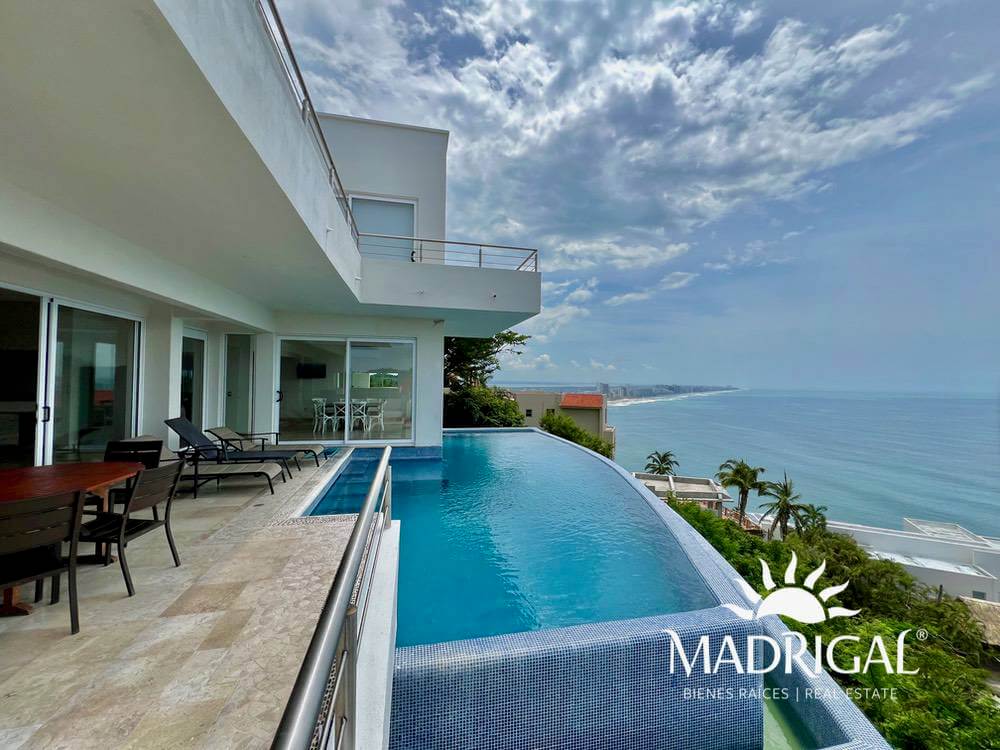 Gran casa en venta en Real Diamante con seis recámaras y vista al mar