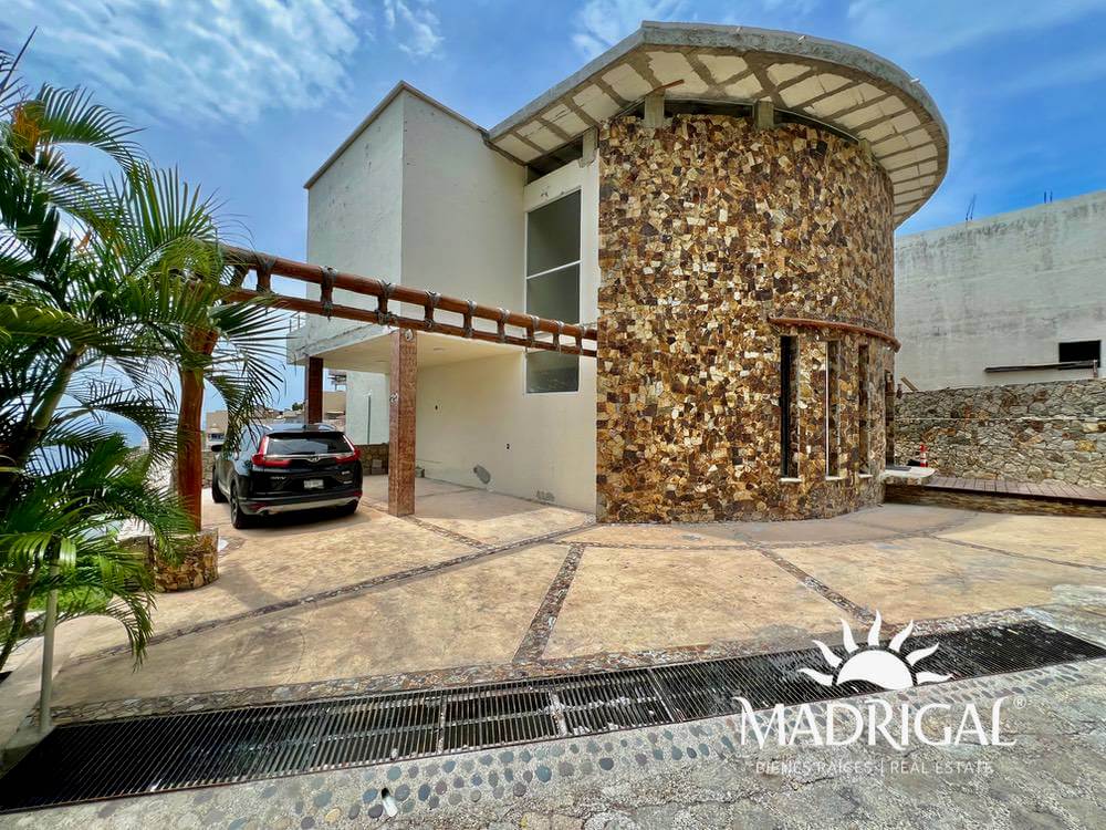 Gran casa en venta en Real Diamante con seis recámaras y vista al mar