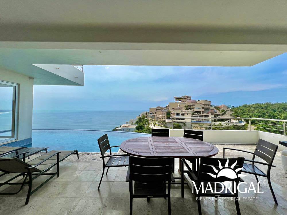 Gran casa en venta en Real Diamante con seis recámaras y vista al mar