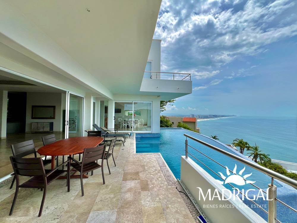 Spacious house available for sale in Real Diamante, featuring six bedrooms and stunning ocean views