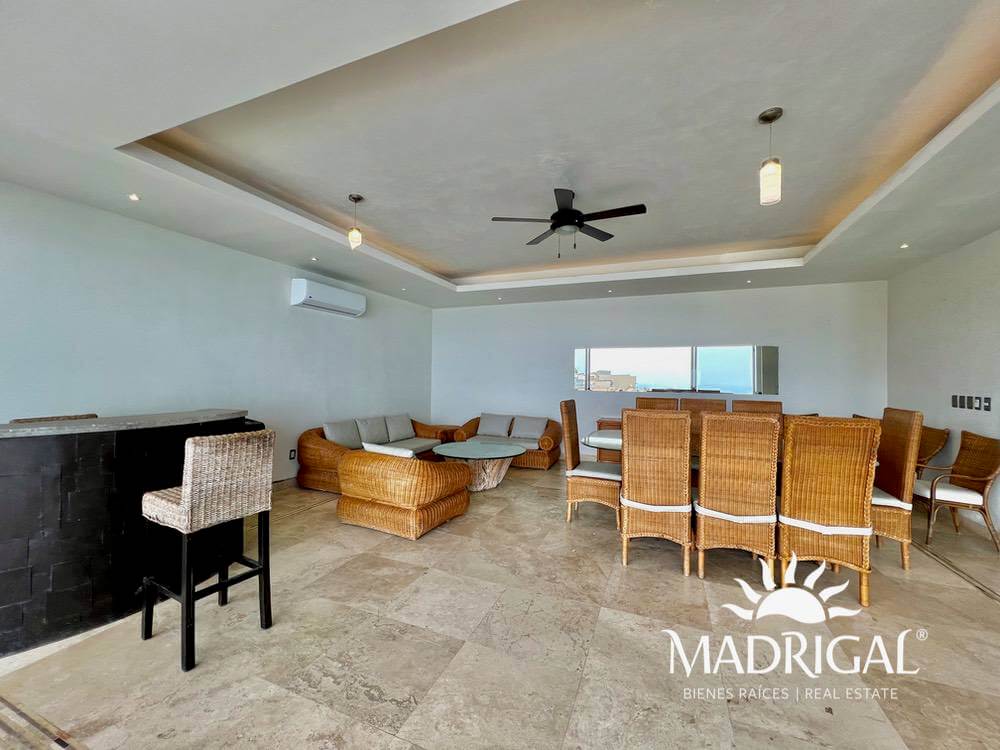 Gran casa en venta en Real Diamante con seis recámaras y vista al mar