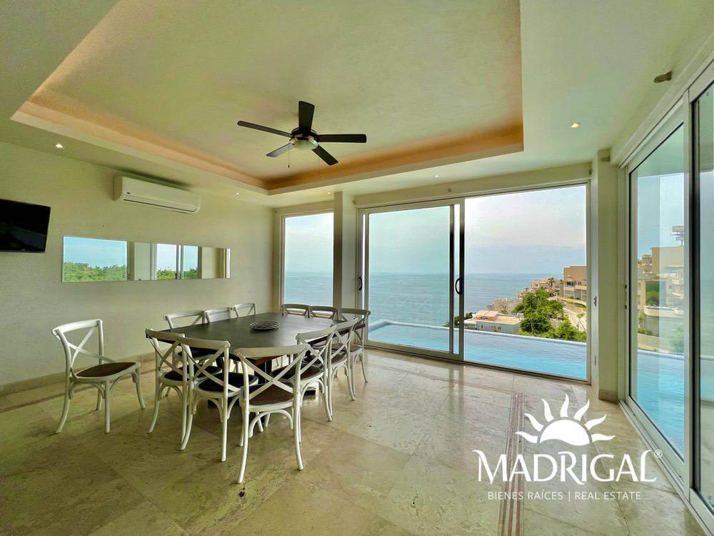 Gran casa en venta en Real Diamante con seis recámaras y vista al mar