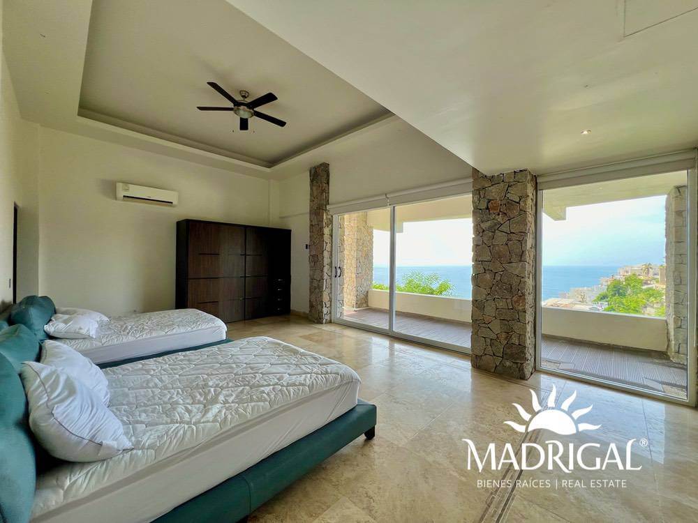 Spacious house available for sale in Real Diamante, featuring six bedrooms and stunning ocean views