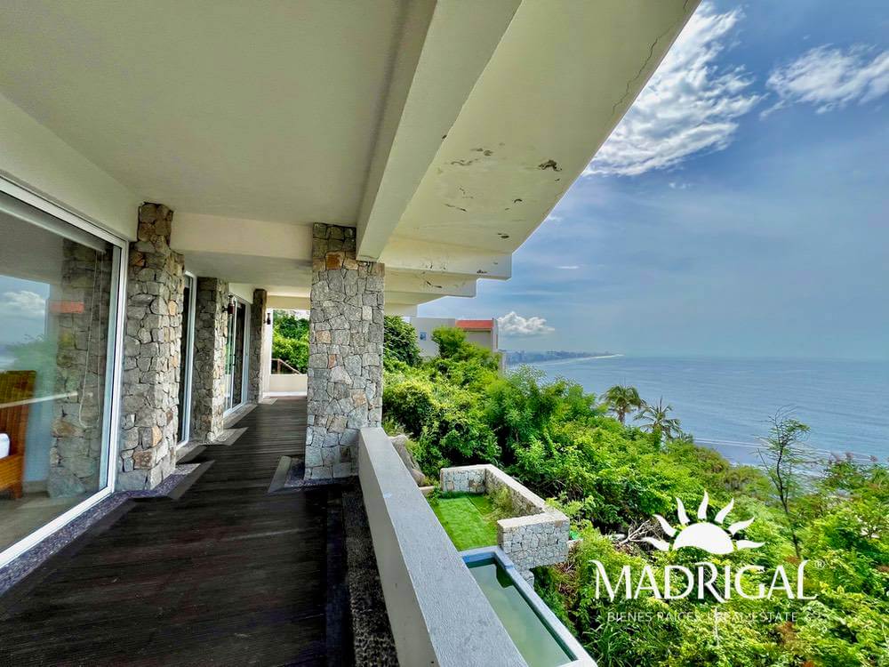 Gran casa en venta en Real Diamante con seis recámaras y vista al mar